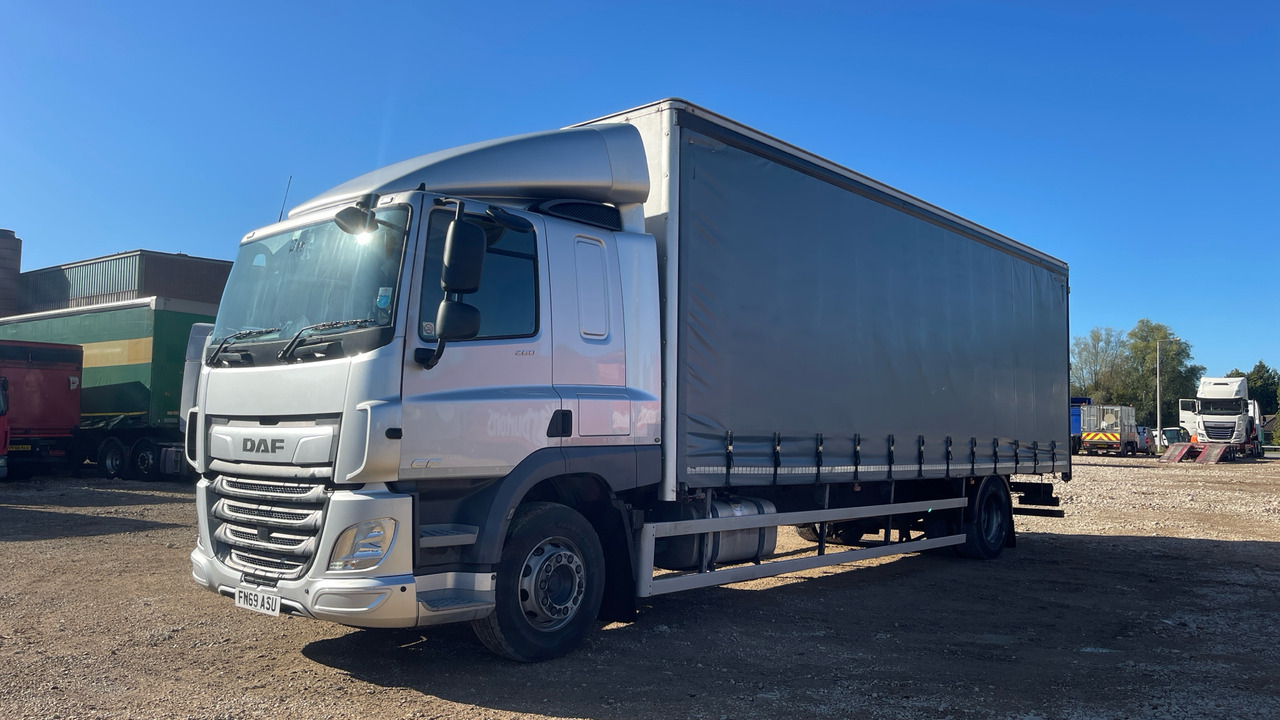Daf CF 260 - Camion centinato: foto 2 Daf CF 260 - Camion centinato: foto 2