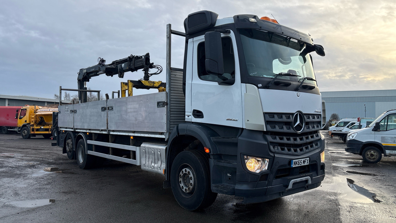 MERCEDES-BENZ AROCS 2532 - Autocarro con pianale/ Cassone fisso, Camion con gru: foto 1 MERCEDES-BENZ AROCS 2532 - Autocarro con pianale/ Cassone fisso, Camion con gru: foto 1