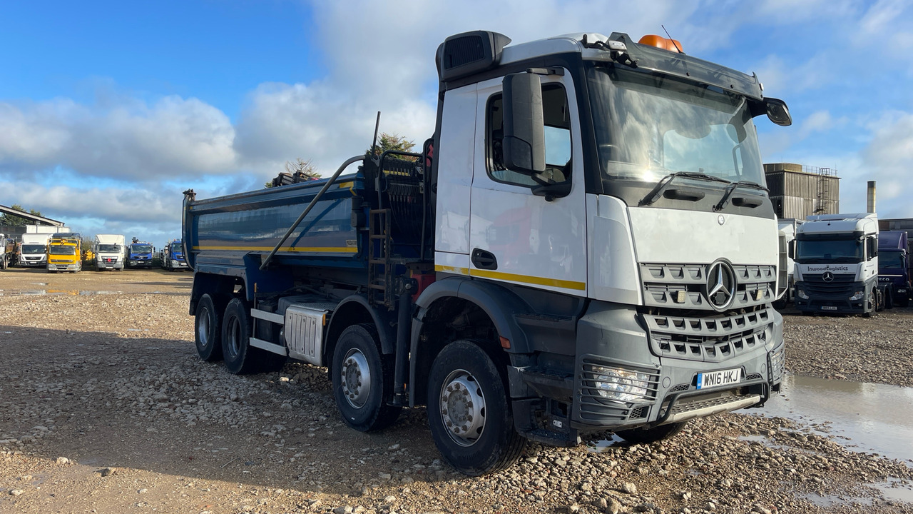 MERCEDES-BENZ AROCS - Autocarro ribaltabile, Camion con gru: foto 1 MERCEDES-BENZ AROCS - Autocarro ribaltabile, Camion con gru: foto 1