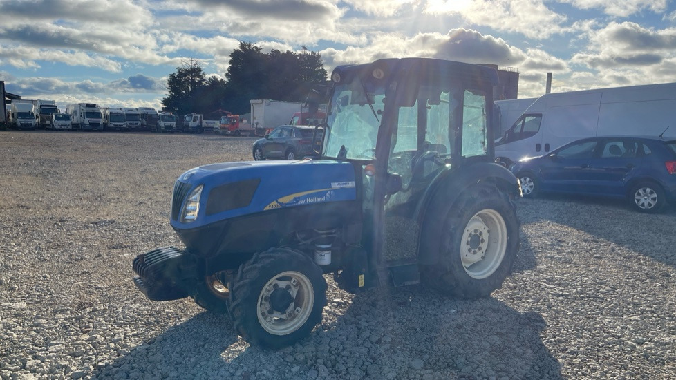 NEW HOLLAND T4030V - Furgone con cassone fisso: foto 2 NEW HOLLAND T4030V - Furgone con cassone fisso: foto 2