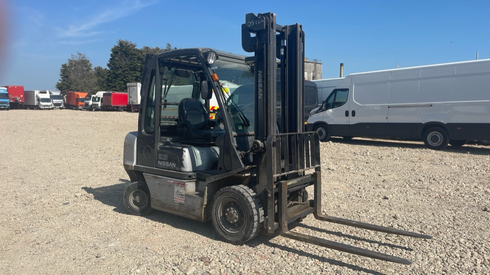 NISSAN 25 - Carrello elevatore diesel: foto 5 NISSAN 25 - Carrello elevatore diesel: foto 5