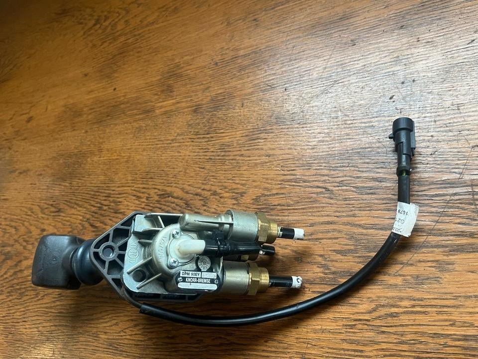 IVECO Stralis KNORR-BREMSE Bremsventil Handbremsventil DPM90EY - Valvola freno per Camion: foto 3 IVECO Stralis KNORR-BREMSE Bremsventil Handbremsventil DPM90EY - Valvola freno per Camion: foto 3