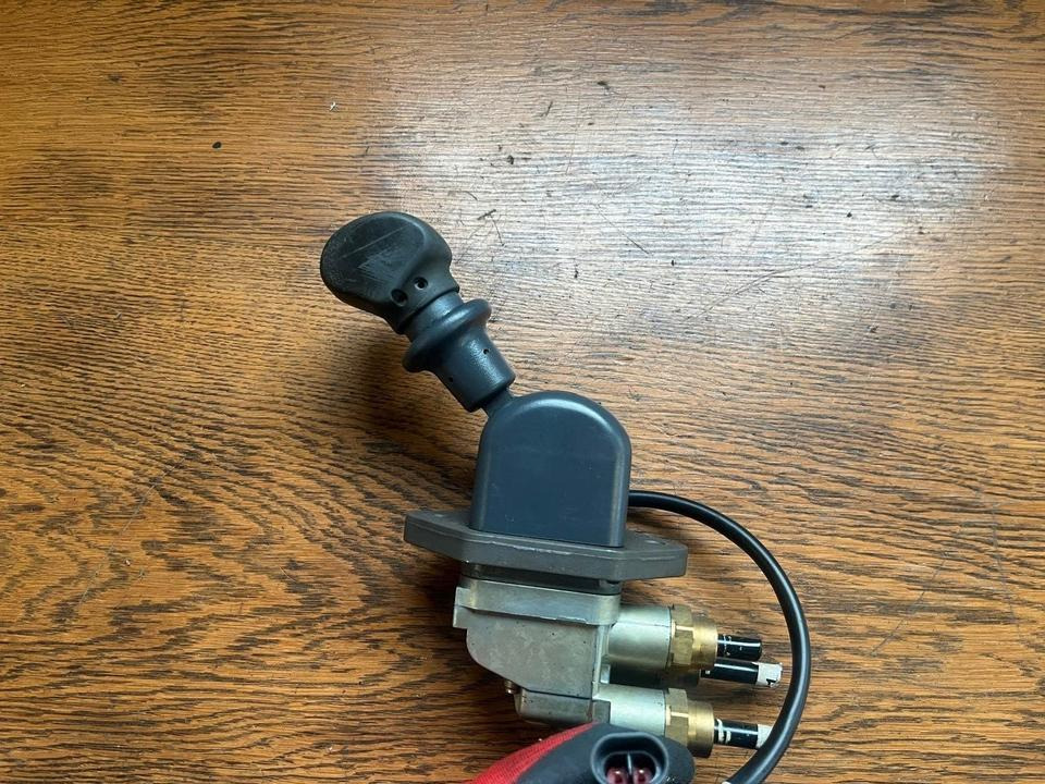 IVECO Stralis KNORR-BREMSE Bremsventil Handbremsventil DPM90EY - Valvola freno per Camion: foto 4 IVECO Stralis KNORR-BREMSE Bremsventil Handbremsventil DPM90EY - Valvola freno per Camion: foto 4