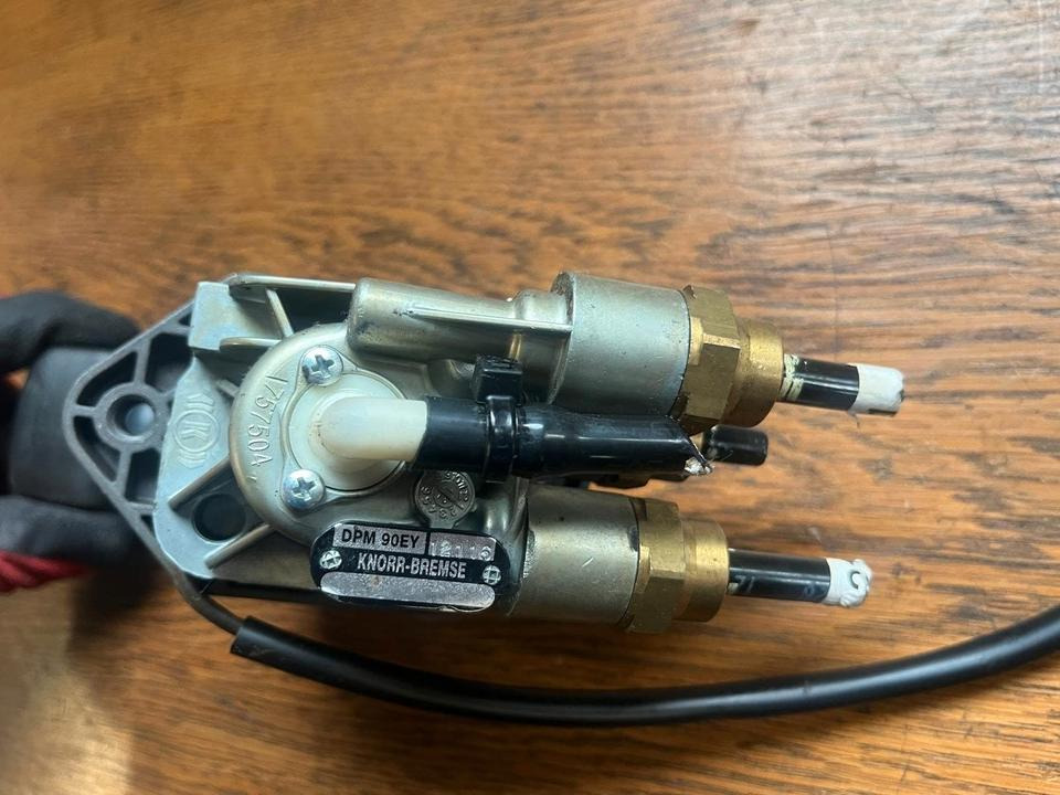 IVECO Stralis KNORR-BREMSE Bremsventil Handbremsventil DPM90EY - Valvola freno per Camion: foto 2 IVECO Stralis KNORR-BREMSE Bremsventil Handbremsventil DPM90EY - Valvola freno per Camion: foto 2