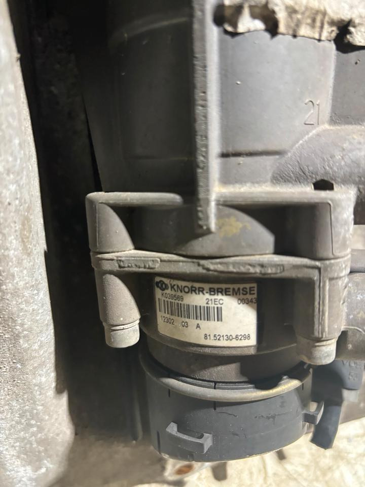 MAN KNORR-BREMSE Fußbremsventil 81.52130-6298 - Pedale per Camion: foto 4 MAN KNORR-BREMSE Fußbremsventil 81.52130-6298 - Pedale per Camion: foto 4