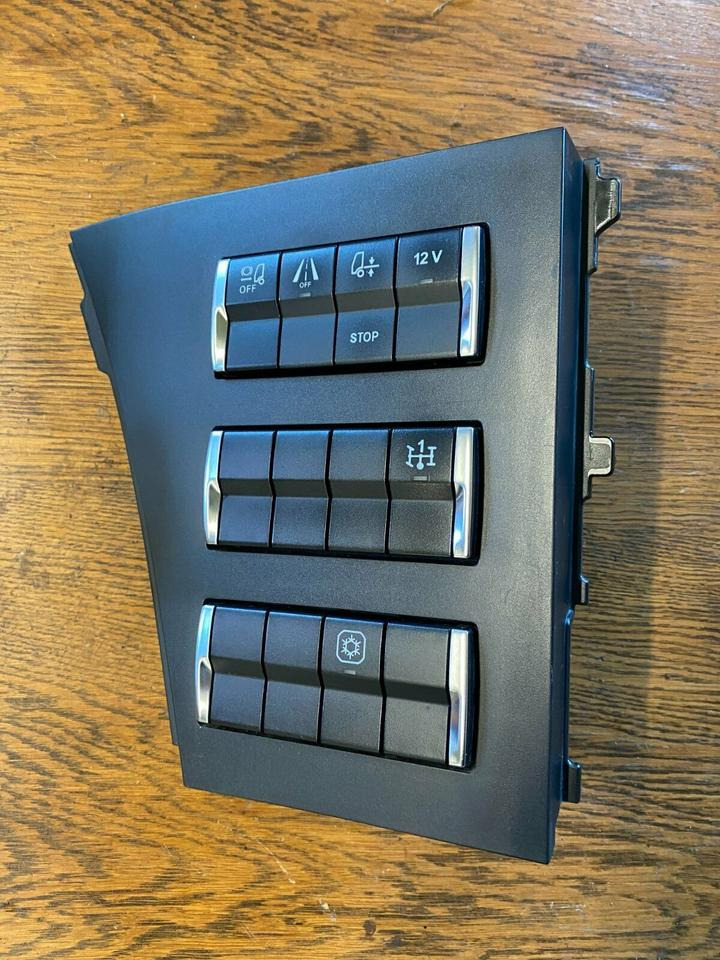 Mercedes Actros MP4 Bedienungspanel A 960 540 02 46 - Cabina e interni per Camion: foto 2 Mercedes Actros MP4 Bedienungspanel A 960 540 02 46 - Cabina e interni per Camion: foto 2