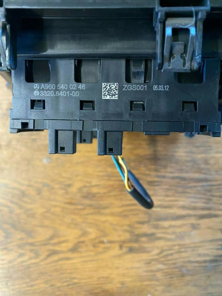 Mercedes Actros MP4 Bedienungspanel A 960 540 02 46 - Cabina e interni per Camion: foto 4 Mercedes Actros MP4 Bedienungspanel A 960 540 02 46 - Cabina e interni per Camion: foto 4