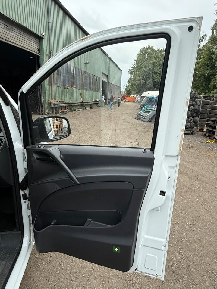 Mercedes VITO Beifahrertür Rechts komplett BJ 2012 - Porta e ricambi per Furgone: foto 2 Mercedes VITO Beifahrertür Rechts komplett BJ 2012 - Porta e ricambi per Furgone: foto 2
