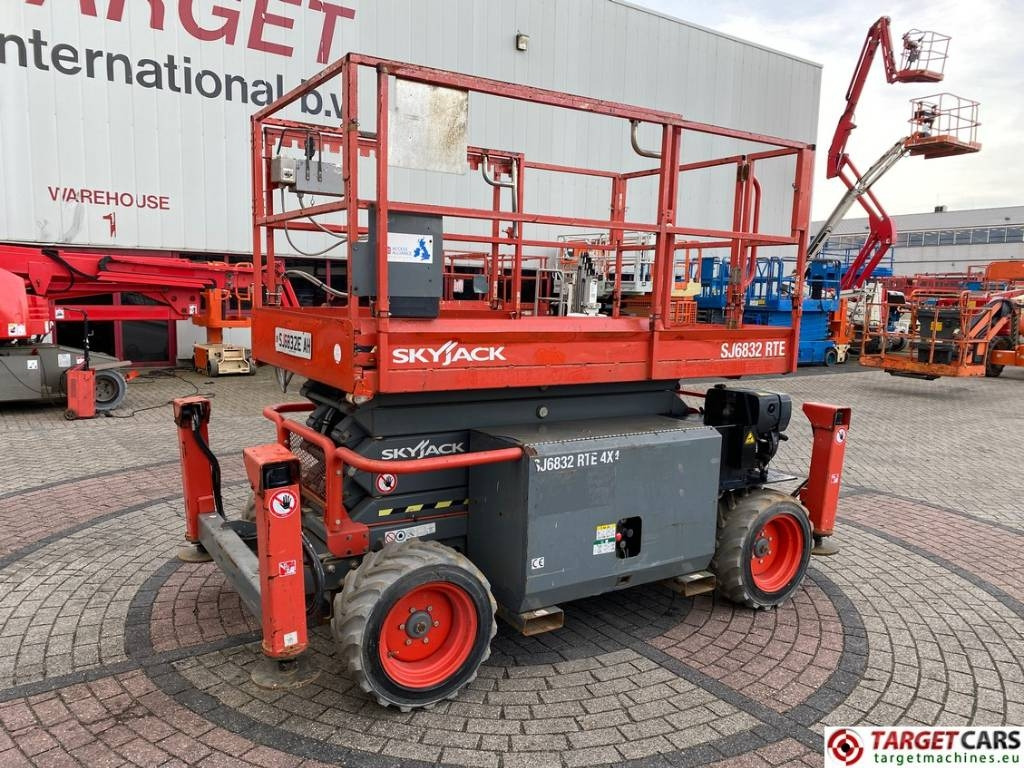 SkyJack SJ6832RTE HyBrid 4x4 Scissor Work Lift 1180cm - Piattaforma a pantografo: foto 1 SkyJack SJ6832RTE HyBrid 4x4 Scissor Work Lift 1180cm - Piattaforma a pantografo: foto 1