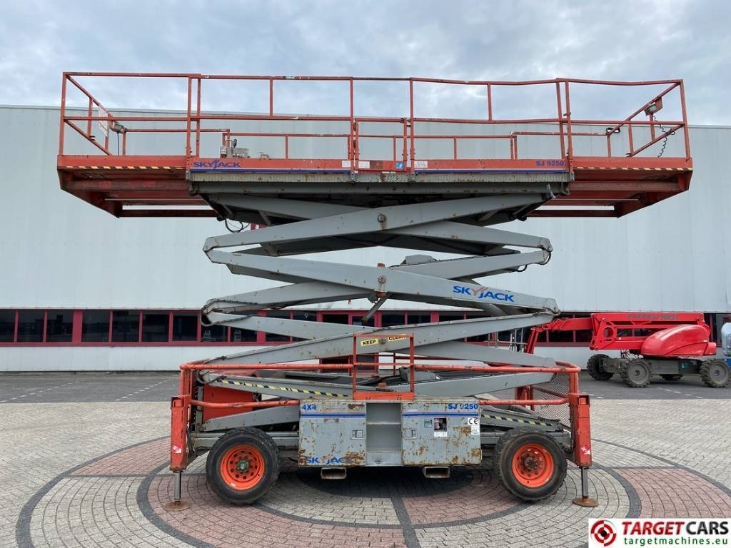 SkyJack SJ9250 RT Diesel Scissor Work Lift 1720cm - Piattaforma a pantografo: foto 5 SkyJack SJ9250 RT Diesel Scissor Work Lift 1720cm - Piattaforma a pantografo: foto 5