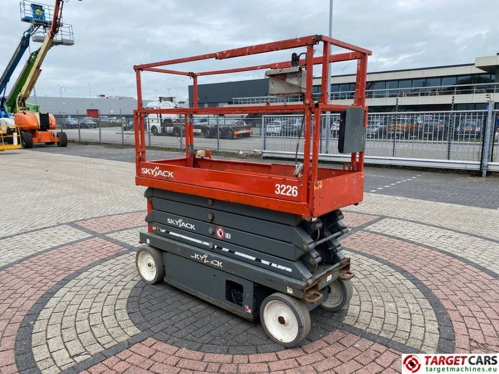 SkyJack SJIII-3226 Electric 3226 Scissor Work Lift 990cm - Piattaforma a pantografo: foto 2 SkyJack SJIII-3226 Electric 3226 Scissor Work Lift 990cm - Piattaforma a pantografo: foto 2