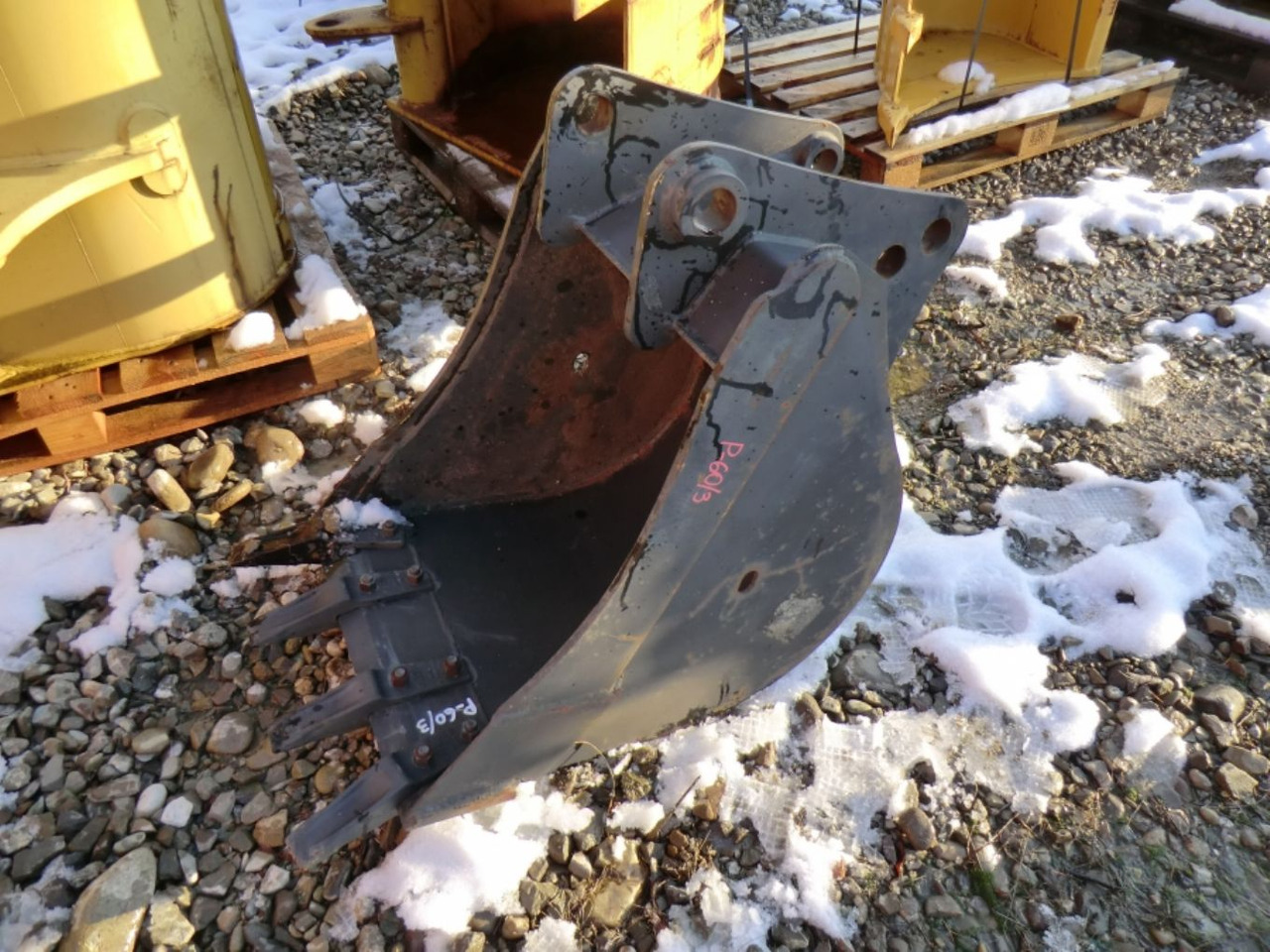 Caterpillar 428 Benna con denti per retroescavaore terna, larghezza mm 600, peso kg 170, anno di costruzione 03/06. - Benna per escavatore: foto 1 Caterpillar 428 Benna con denti per retroescavaore terna, larghezza mm 600, peso kg 170, anno di costruzione 03/06. - Benna per escavatore: foto 1