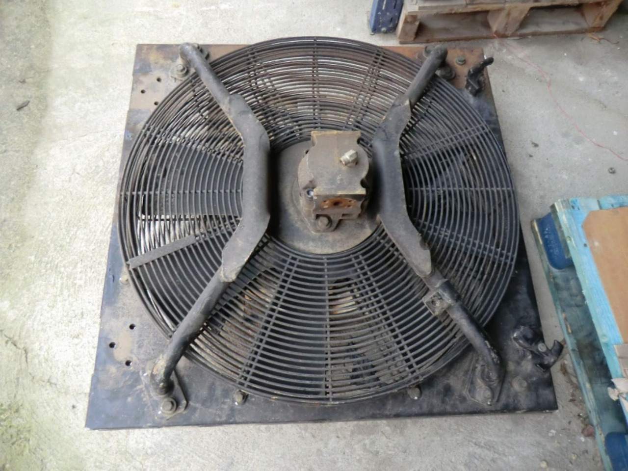 Caterpillar 963D GRIGLIA CON VENTOLA COMPLETA DI POMPA VENTOLA - Ventilatore per Macchina da cantiere: foto 1 Caterpillar 963D GRIGLIA CON VENTOLA COMPLETA DI POMPA VENTOLA - Ventilatore per Macchina da cantiere: foto 1