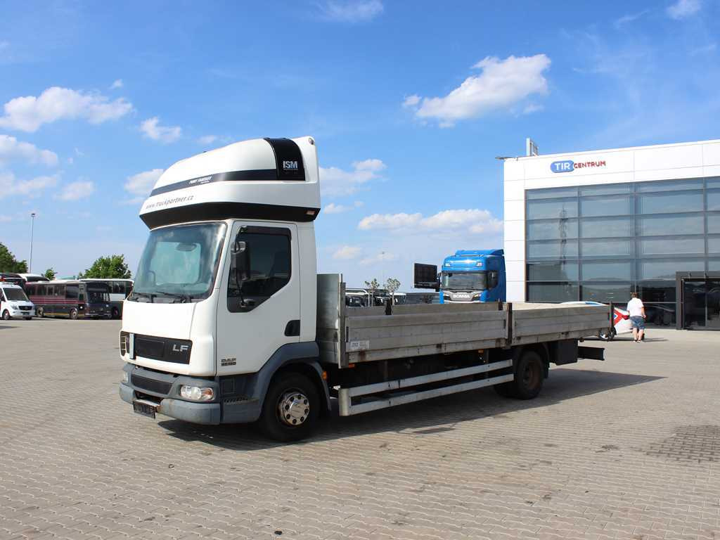 DAF LF 45.180, SLEEPING BODY, EURO 3, TIRES 80% - Autocarro con pianale/ Cassone fisso: foto 1 DAF LF 45.180, SLEEPING BODY, EURO 3, TIRES 80% - Autocarro con pianale/ Cassone fisso: foto 1