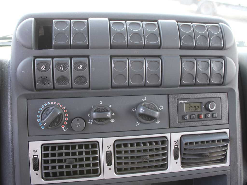 Camion centinato Iveco EUROCARGO 120E22: foto 11 Camion centinato Iveco EUROCARGO 120E22: foto 11