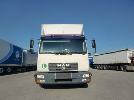 MAN LE 8.220 4x2 BL Planenaufbau + Anhänger Komplettzug - Camion centinato: foto 2 MAN LE 8.220 4x2 BL Planenaufbau + Anhänger Komplettzug - Camion centinato: foto 2