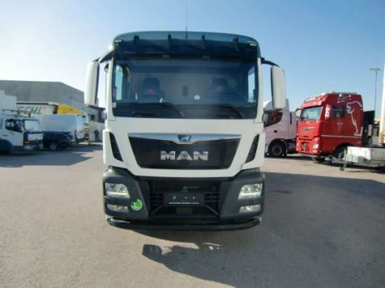 MAN TGS 18.420 Tiertransporter,Euro 6, Manual Seilwinde, el. Ladebordwand Voll Luft - Van trasporto cavalli: foto 2 MAN TGS 18.420 Tiertransporter,Euro 6, Manual Seilwinde, el. Ladebordwand Voll Luft - Van trasporto cavalli: foto 2