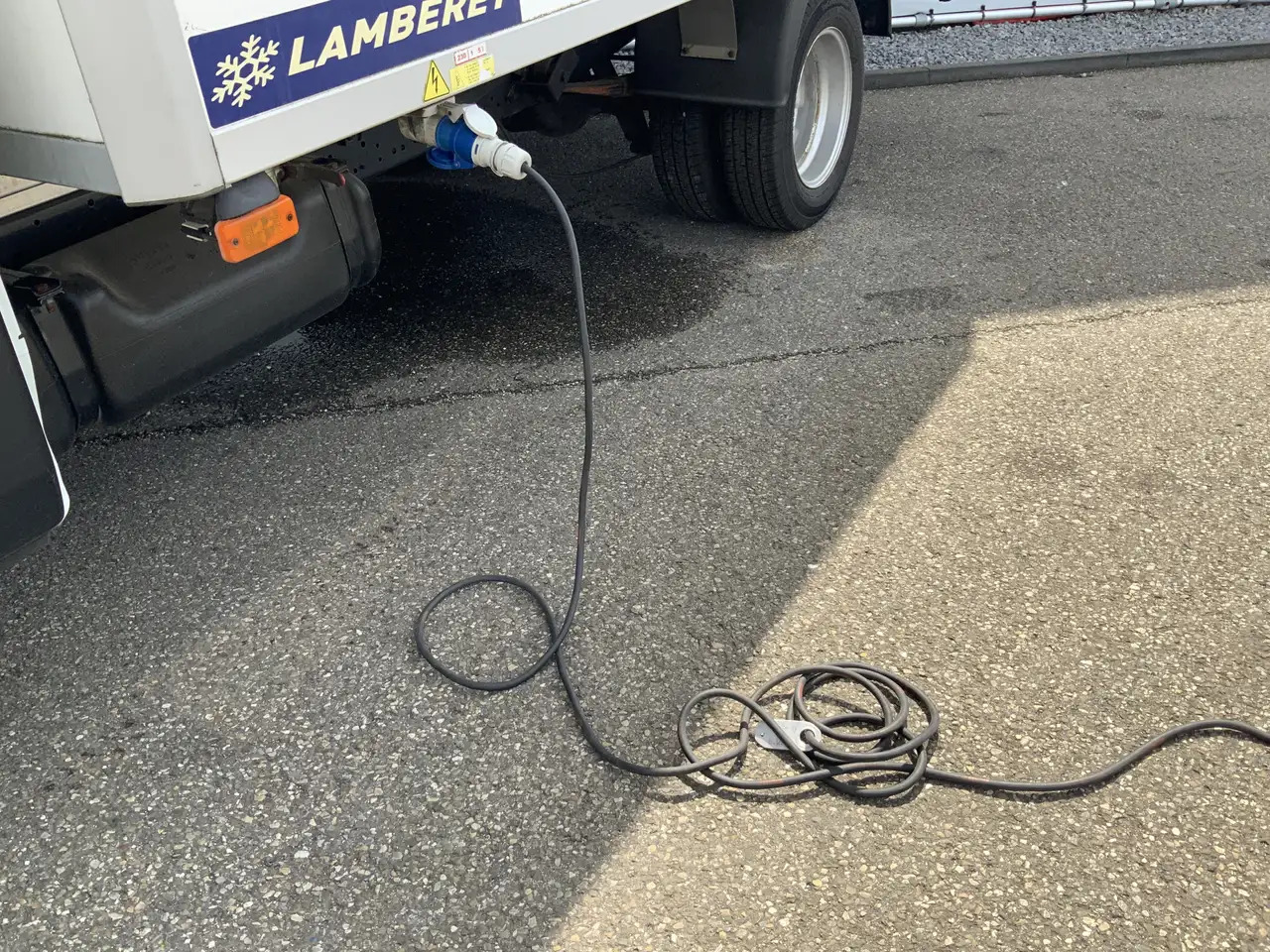 Iveco Daily 35C13 2.3 375 Automaat Koelmeubelbak Deuren Dag&Na - Furgone frigo: foto 2 Iveco Daily 35C13 2.3 375 Automaat Koelmeubelbak Deuren Dag&Na - Furgone frigo: foto 2