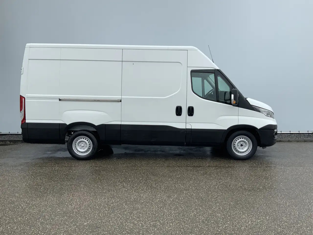 Iveco Daily 35S13V 2.3 352 H2 L3 Airco 3 Zits Opstap Euro 5 - Furgone chiuso: foto 3 Iveco Daily 35S13V 2.3 352 H2 L3 Airco 3 Zits Opstap Euro 5 - Furgone chiuso: foto 3