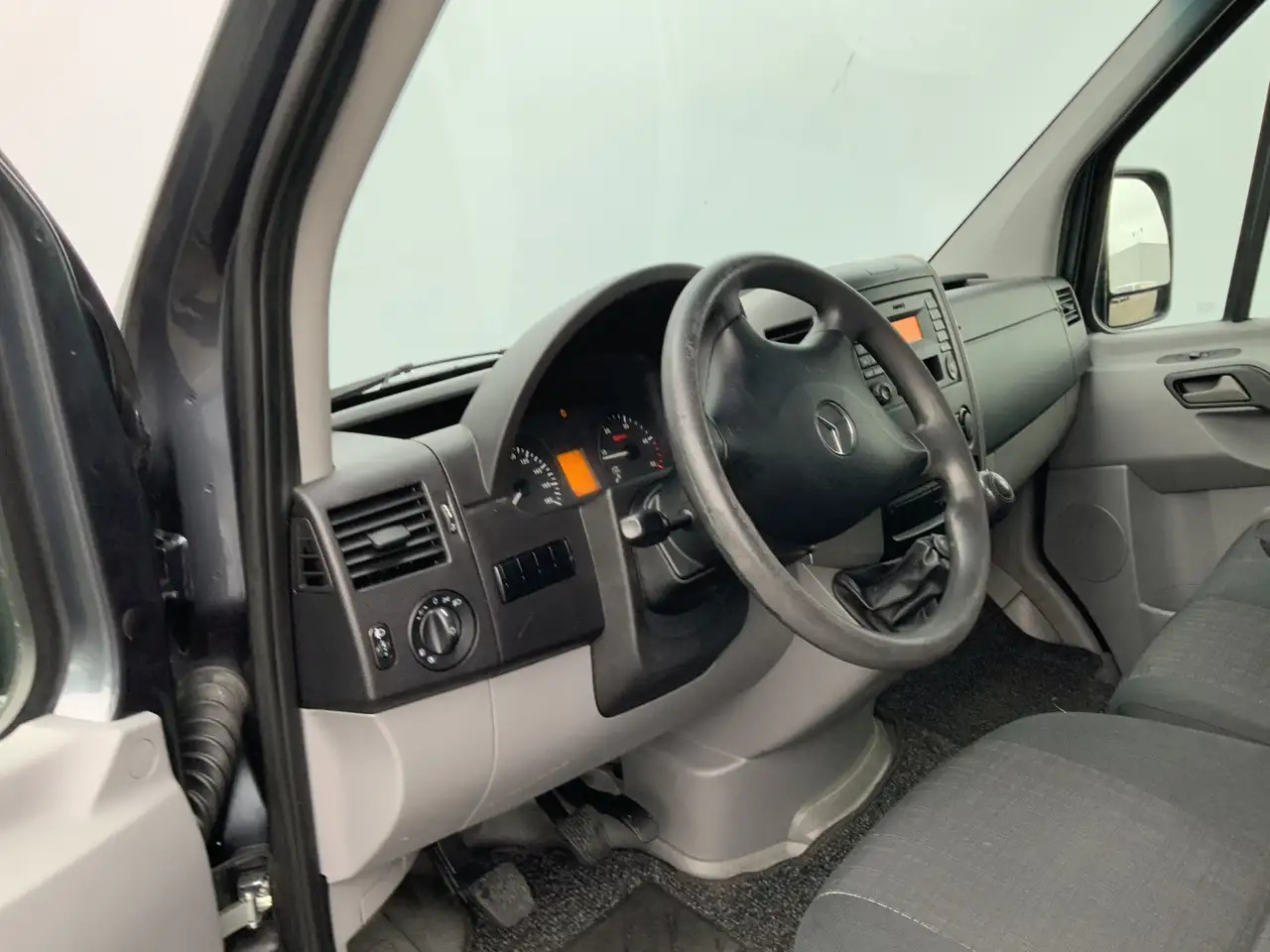 Mercedes-Benz Sprinter 311 2.2 CDI 366 L2H1 Airco 3 Zits Opstap& Trekhaak - Furgone chiuso: foto 4 Mercedes-Benz Sprinter 311 2.2 CDI 366 L2H1 Airco 3 Zits Opstap& Trekhaak - Furgone chiuso: foto 4