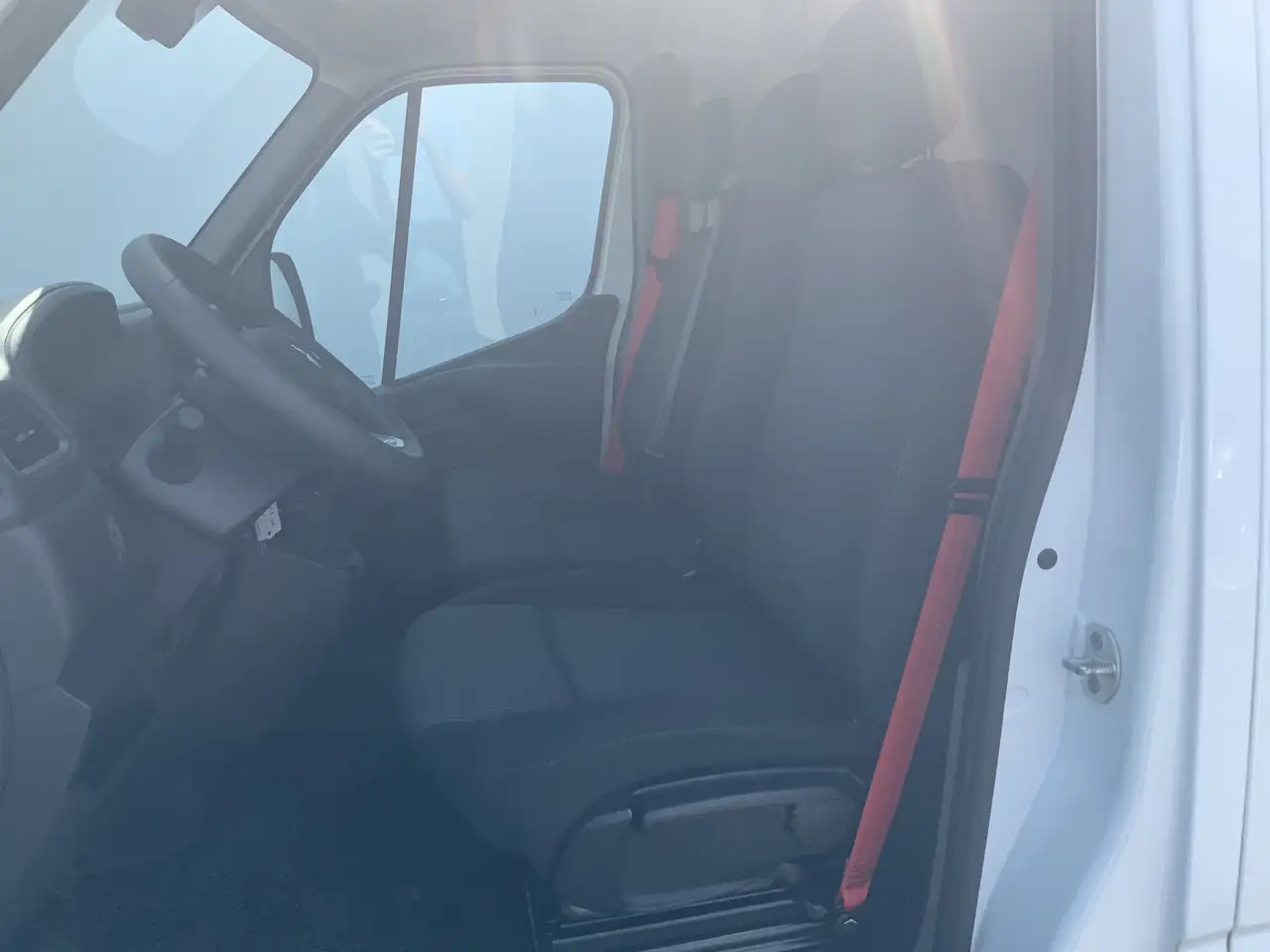 Renault Master T35 2.3 dCi 150 L2H2 Energy Work Edition Airco Cru - Furgone chiuso: foto 4 Renault Master T35 2.3 dCi 150 L2H2 Energy Work Edition Airco Cru - Furgone chiuso: foto 4
