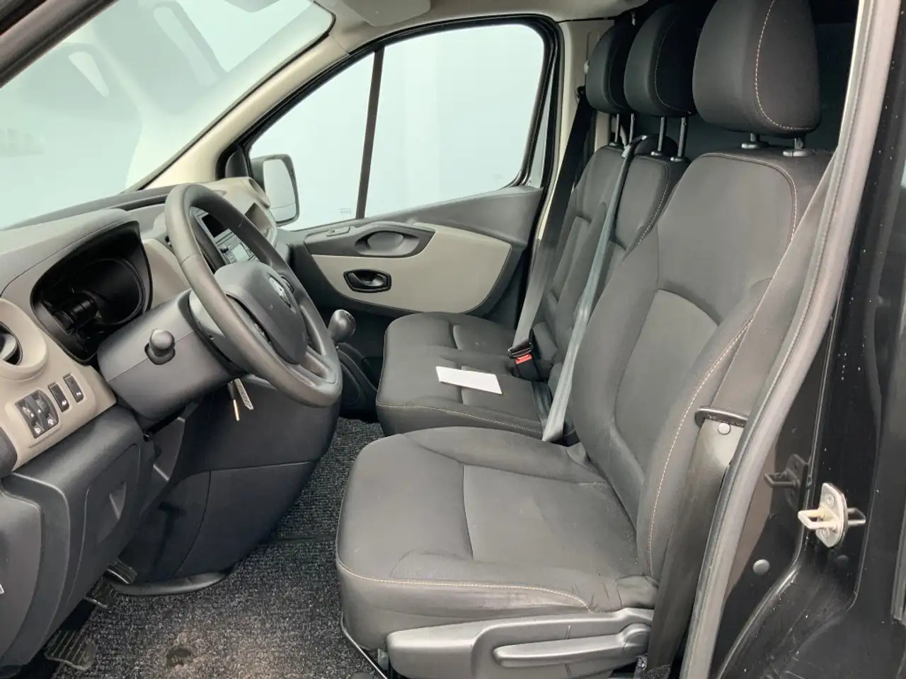 Renault Trafic 1.6 dCi T29 L2H2 Comfort Energy Airco Cruise 3 Zit - Furgone chiuso: foto 5 Renault Trafic 1.6 dCi T29 L2H2 Comfort Energy Airco Cruise 3 Zit - Furgone chiuso: foto 5