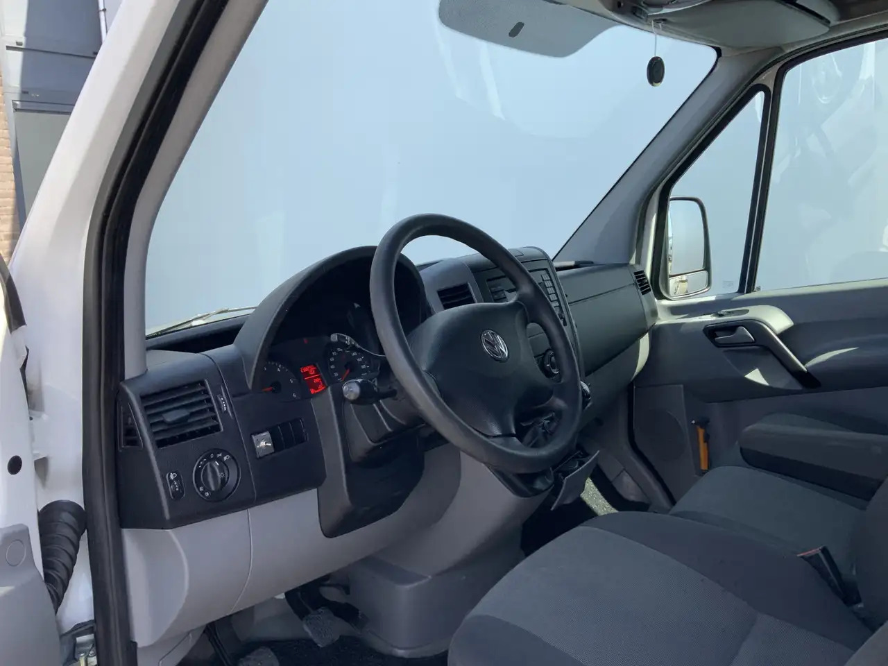Volkswagen Crafter 35 2.0 TDI L1H1 Airco Cruise 3 Zits Trekhaak 2000 - Furgone chiuso: foto 5 Volkswagen Crafter 35 2.0 TDI L1H1 Airco Cruise 3 Zits Trekhaak 2000 - Furgone chiuso: foto 5