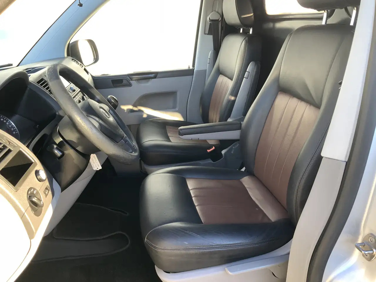 Volkswagen T5 Transporter 2.0 L1H2 Benzine Airco Navi Dub Schuifdeuren Leer - Furgone chiuso: foto 4 Volkswagen T5 Transporter 2.0 L1H2 Benzine Airco Navi Dub Schuifdeuren Leer - Furgone chiuso: foto 4