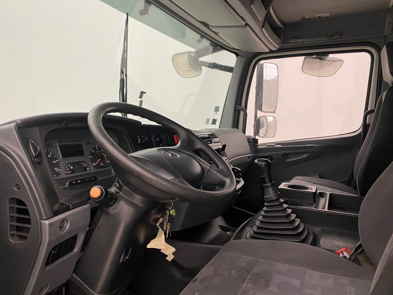 Foto d'interni 1: Camion centinato Mercedes-Benz Axor 1824