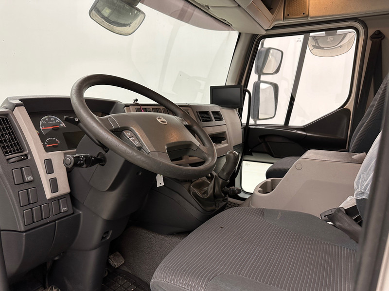 Foto d'interni 1: Autocarro furgonato Volvo FL 240