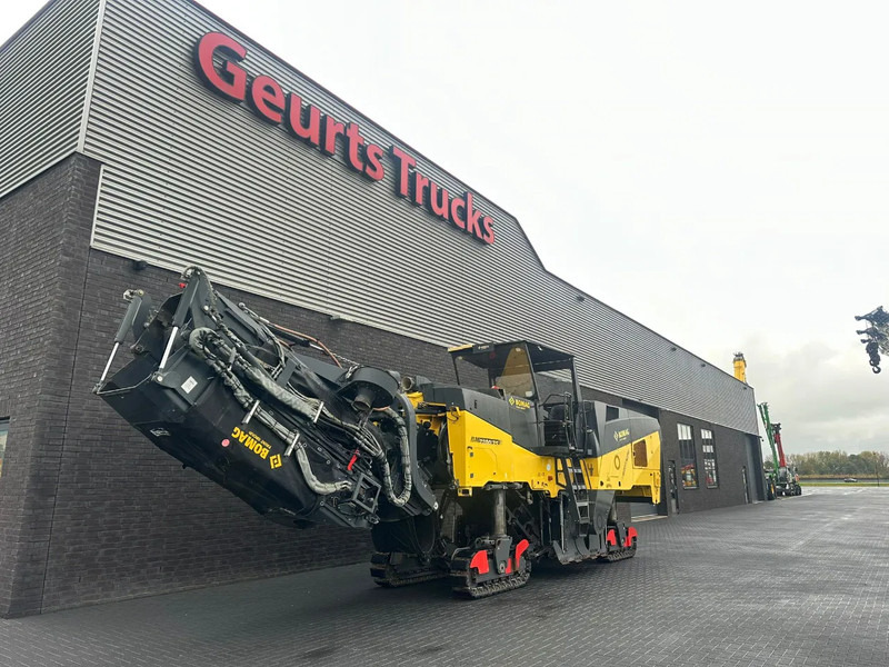 Bomag BM 2200/75 ASFALTFREES / ASPHALT MILLING MACHINE / COLD PLANER - Asfaltatrice: foto 2 Bomag BM 2200/75 ASFALTFREES / ASPHALT MILLING MACHINE / COLD PLANER - Asfaltatrice: foto 2