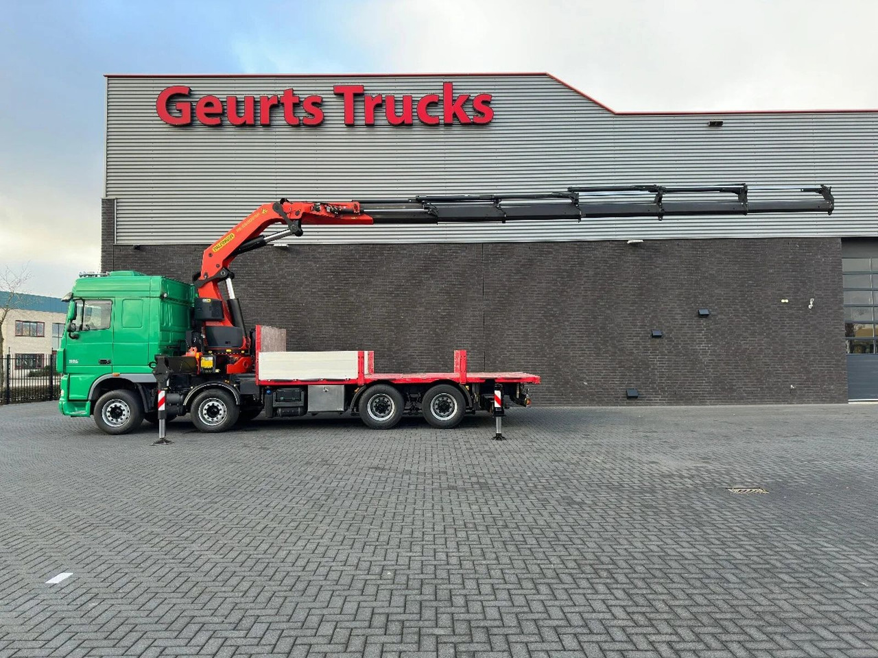 DAF XF 105.510 8X4 + PALFINGER PK 65002-SH E POWER L - Camion con gru: foto 1 DAF XF 105.510 8X4 + PALFINGER PK 65002-SH E POWER L - Camion con gru: foto 1