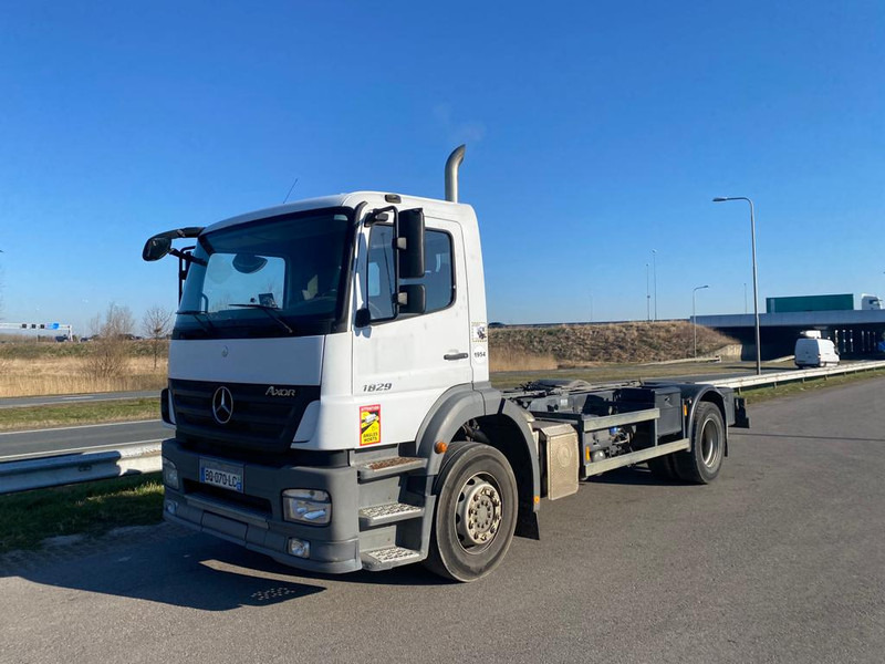 MERCEDESBENZ AXOR 1829 4x2 chassis cab - Autocarro telaio: foto 1 MERCEDESBENZ AXOR 1829 4x2 chassis cab - Autocarro telaio: foto 1