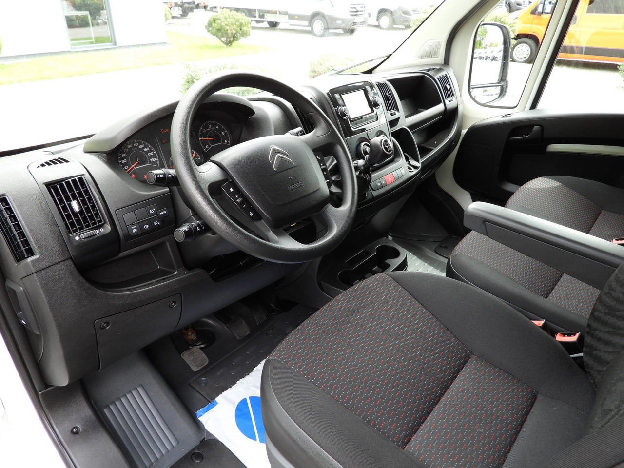 CITROEN JUMPER BOX LIFT 8 PALLETS CRUISE CONTROL NAVIGATION AIR CONDITIONING  165HP - Furgone frigo: foto 2 CITROEN JUMPER BOX LIFT 8 PALLETS CRUISE CONTROL NAVIGATION AIR CONDITIONING  165HP - Furgone frigo: foto 2