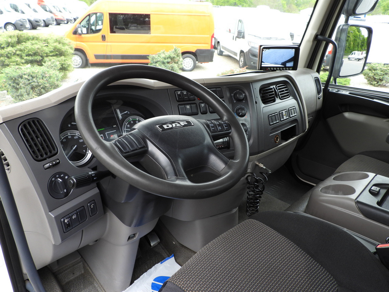 DAF LF 180 THREE-WAY TIPPER CRUISE CONTROL LED LIGHTS AUTOMATIC TRANSMISSION TWIN WHEELS AIR CONDITIONING 180HP - Autocarro ribaltabile: foto 2 DAF LF 180 THREE-WAY TIPPER CRUISE CONTROL LED LIGHTS AUTOMATIC TRANSMISSION TWIN WHEELS AIR CONDITIONING 180HP - Autocarro ribaltabile: foto 2