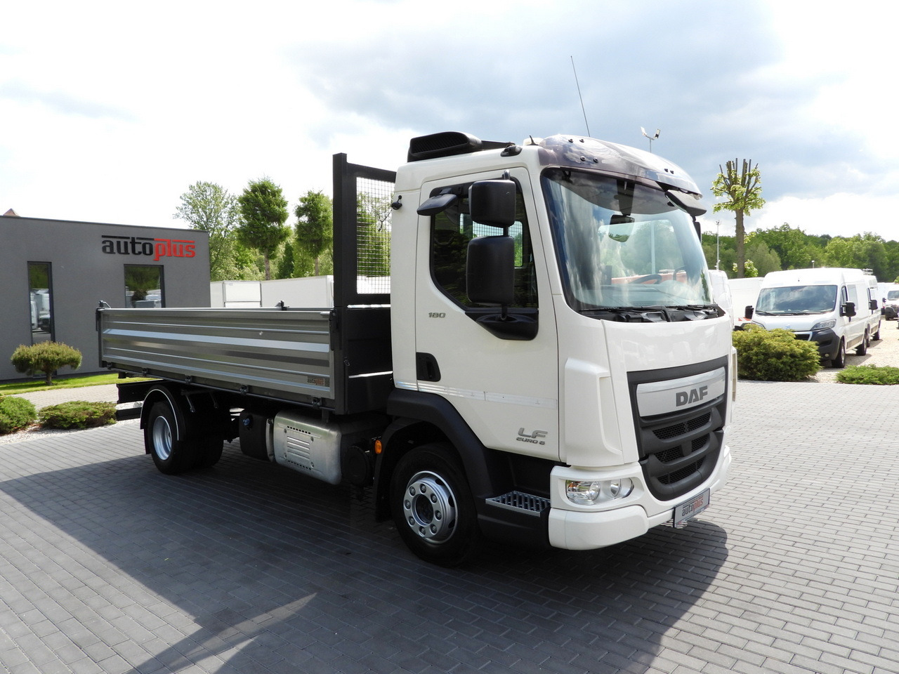 DAF LF 180 THREE-WAY TIPPER CRUISE CONTROL LED LIGHTS AUTOMATIC TRANSMISSION  TWIN WHEELS AIR CONDITIONING  180HP - Furgone ribaltabile: foto 4 DAF LF 180 THREE-WAY TIPPER CRUISE CONTROL LED LIGHTS AUTOMATIC TRANSMISSION  TWIN WHEELS AIR CONDITIONING  180HP - Furgone ribaltabile: foto 4