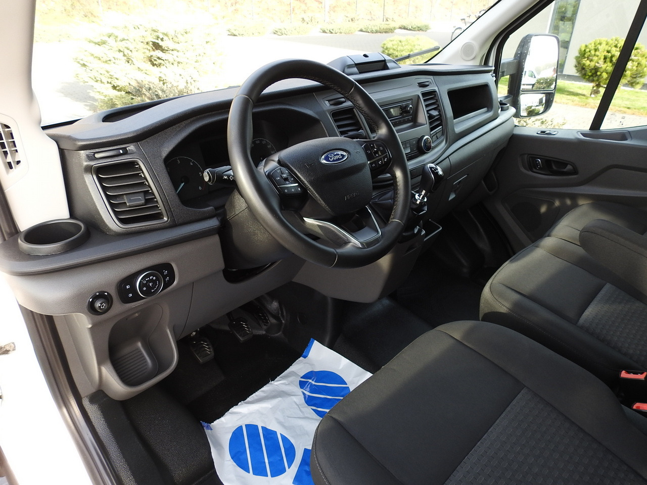 FORD TRANSIT BOX LIFT 8 PALLETS CRUISE CONTROL AIR CONDITIONING 130HP - Furgone box: foto 2 FORD TRANSIT BOX LIFT 8 PALLETS CRUISE CONTROL AIR CONDITIONING 130HP - Furgone box: foto 2