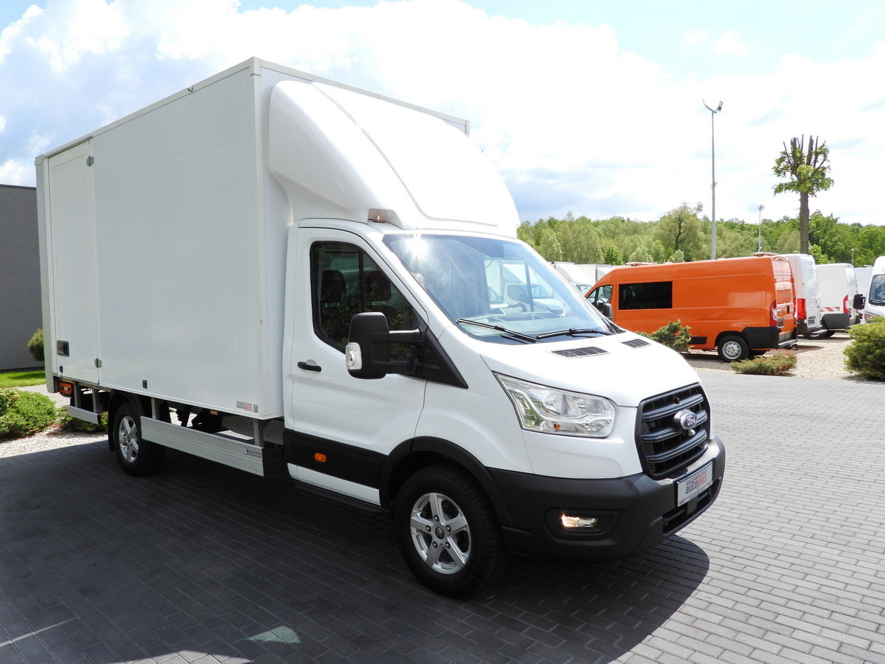 FORD TRANSIT BOX LIFT 8 PALLETS CRUISE CONTROL LED LIGHTS AIR CONDITIONING 130HP - Furgone box: foto 4 FORD TRANSIT BOX LIFT 8 PALLETS CRUISE CONTROL LED LIGHTS AIR CONDITIONING 130HP - Furgone box: foto 4