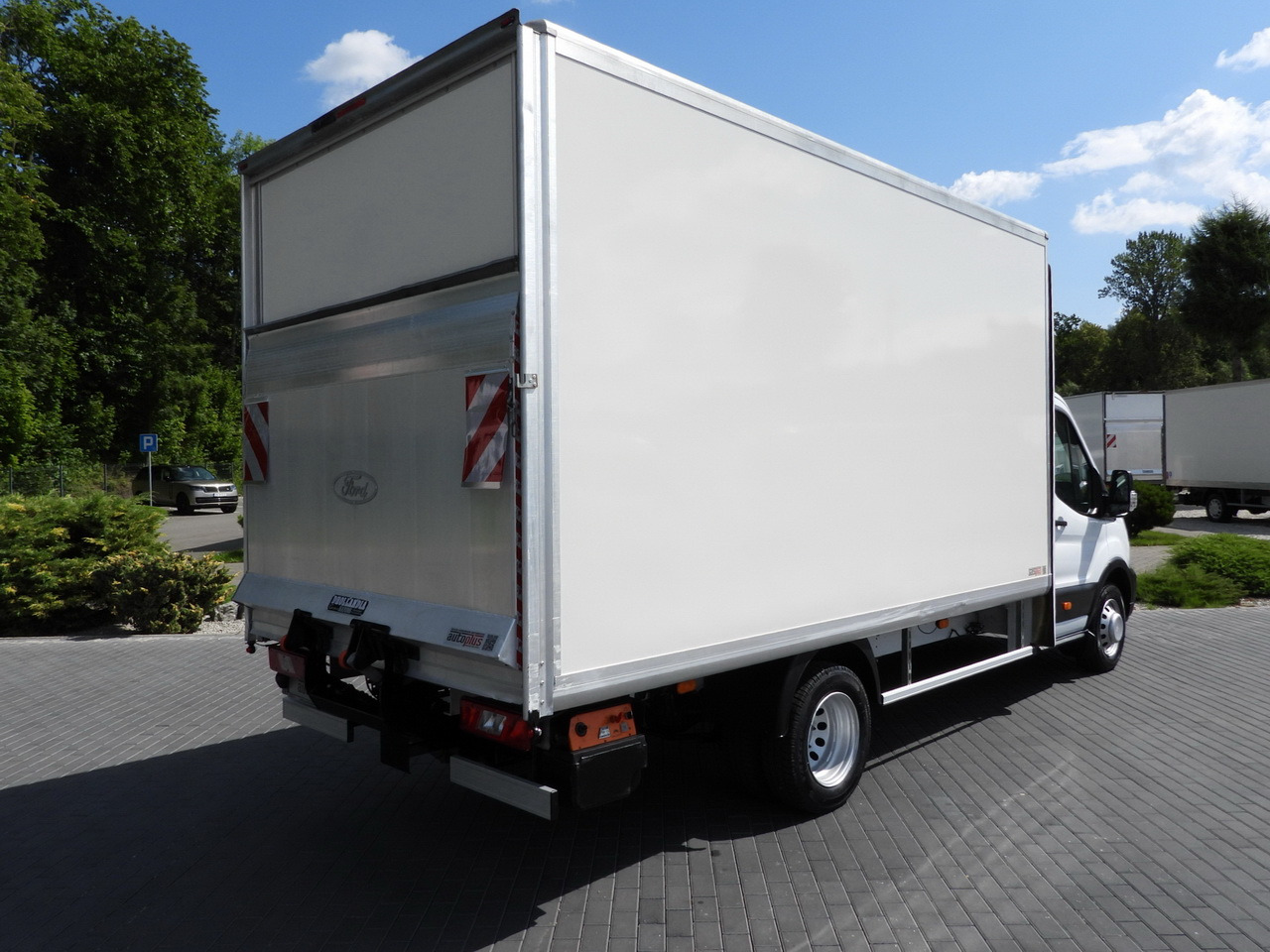 FORD TRANSIT BOX LIFT 8 PALLETS CRUISE CONTROL LED LIGHTS TWIN WHEELS AIR CONDITIONING 130HP - Furgone box: foto 3 FORD TRANSIT BOX LIFT 8 PALLETS CRUISE CONTROL LED LIGHTS TWIN WHEELS AIR CONDITIONING 130HP - Furgone box: foto 3