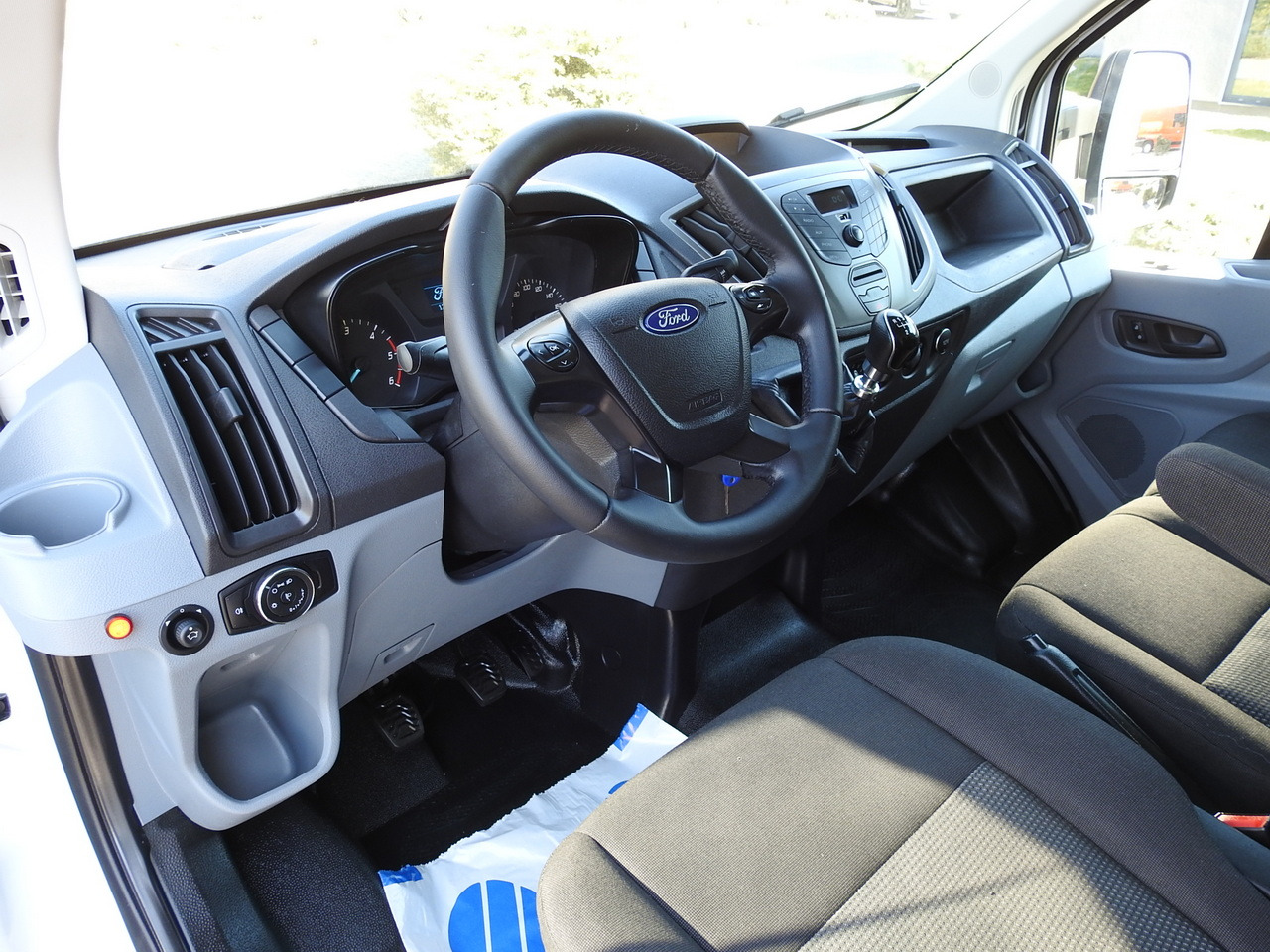 FORD TRANSIT  BOX LIFT 8 PALLETS TWIN WHEELS AIR CONDITIONING  130HP - Furgone frigo: foto 2 FORD TRANSIT  BOX LIFT 8 PALLETS TWIN WHEELS AIR CONDITIONING  130HP - Furgone frigo: foto 2