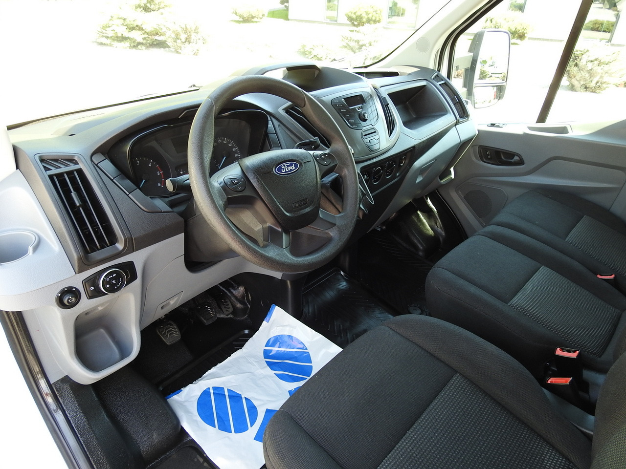 FORD TRANSIT STAKE BODY DOUBLE CABIN DOKA 7 SEATS AIR CONDITIONING 130HP - Furgone con cassone fisso: foto 2 FORD TRANSIT STAKE BODY DOUBLE CABIN DOKA 7 SEATS AIR CONDITIONING 130HP - Furgone con cassone fisso: foto 2