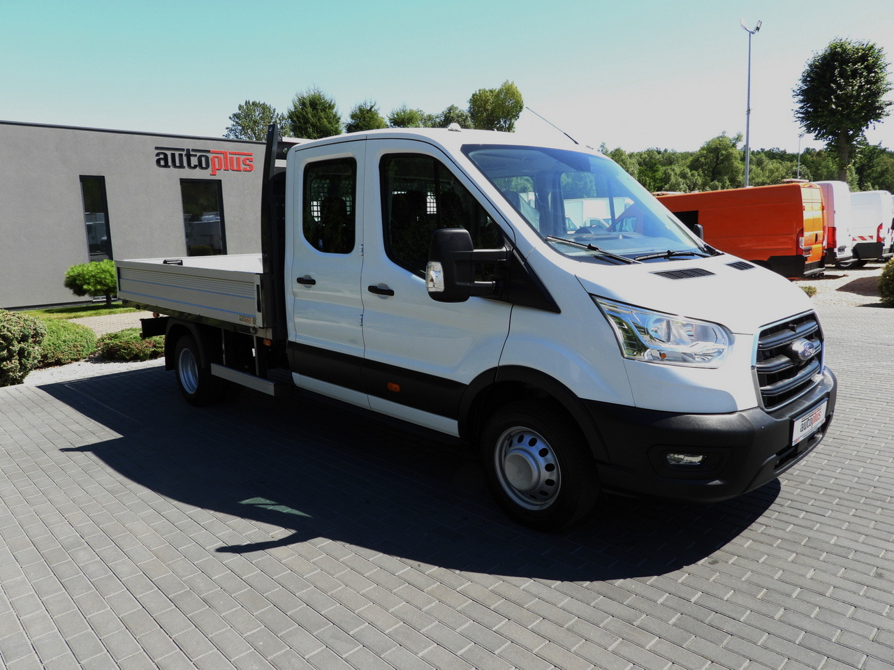 FORD TRANSIT STAKE BODY DOUBLE CABIN DOKA 7 SEATS TWIN WHEELS AIR CONDITIONING 130HP - Furgone con cassone fisso: foto 4 FORD TRANSIT STAKE BODY DOUBLE CABIN DOKA 7 SEATS TWIN WHEELS AIR CONDITIONING 130HP - Furgone con cassone fisso: foto 4