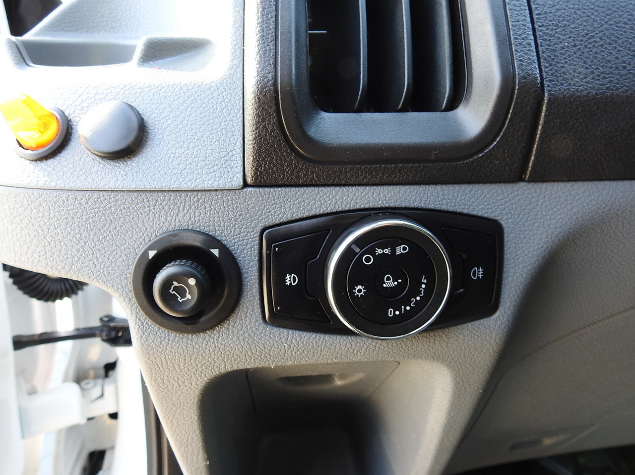 Furgone ribaltabile FORD TRANSIT TIPPER DOUBLE CABIN DOKA 6 SEATS CRUISE CONTROL AIR CONDITIONING 130HP: foto 29 Furgone ribaltabile FORD TRANSIT TIPPER DOUBLE CABIN DOKA 6 SEATS CRUISE CONTROL AIR CONDITIONING 130HP: foto 29