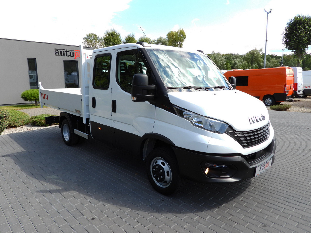 IVECO DAILY 35C16 TIPPER DOUBLE CABIN DOKA 6 SEATS CRUISE CONTROL NAVIGATION TWIN WHEELS AIR CONDITIONING 160HP - Furgone: foto 4 IVECO DAILY 35C16 TIPPER DOUBLE CABIN DOKA 6 SEATS CRUISE CONTROL NAVIGATION TWIN WHEELS AIR CONDITIONING 160HP - Furgone: foto 4