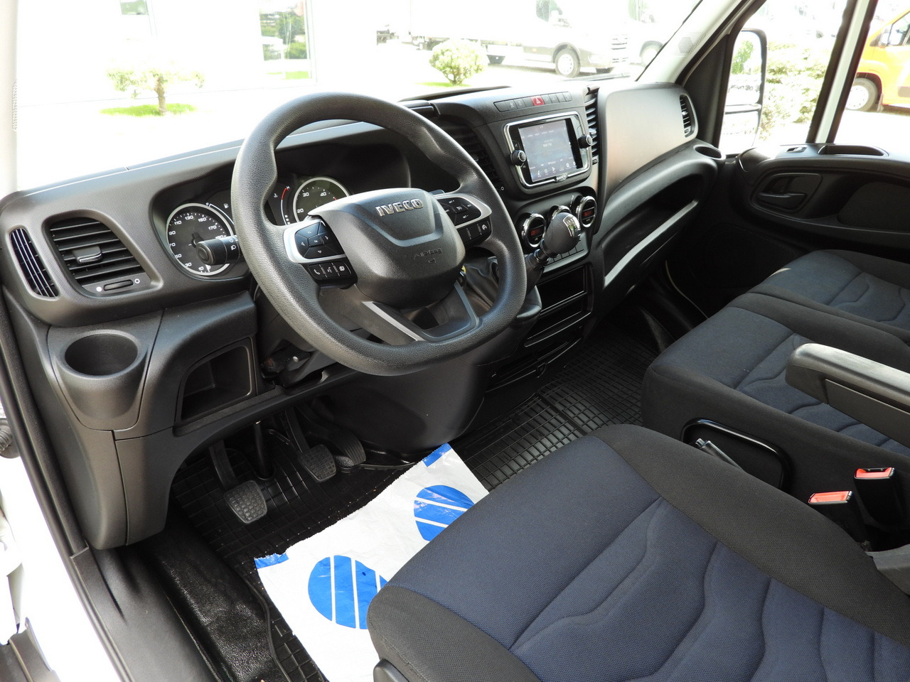 IVECO DAILY 35C16 BOX LIFT 8 PALLETS CRUISE CONTROL TWIN WHEELS AIR CONDITIONING 160HP - Furgone box: foto 2 IVECO DAILY 35C16 BOX LIFT 8 PALLETS CRUISE CONTROL TWIN WHEELS AIR CONDITIONING 160HP - Furgone box: foto 2