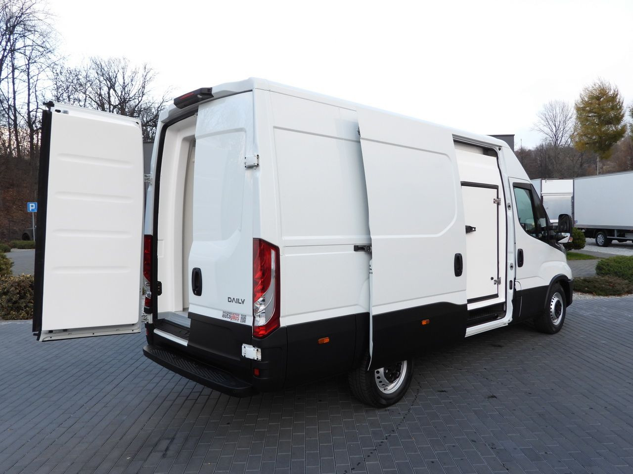 IVECO DAILY 35S14 REFRIGERATOR VAN 0*C POWER SUPPLY 230V NAVIGATION AUTOMATIC TRANSMISSION AIR CONDITIONING 140HP - Furgone frigo: foto 3 IVECO DAILY 35S14 REFRIGERATOR VAN 0*C POWER SUPPLY 230V NAVIGATION AUTOMATIC TRANSMISSION AIR CONDITIONING 140HP - Furgone frigo: foto 3