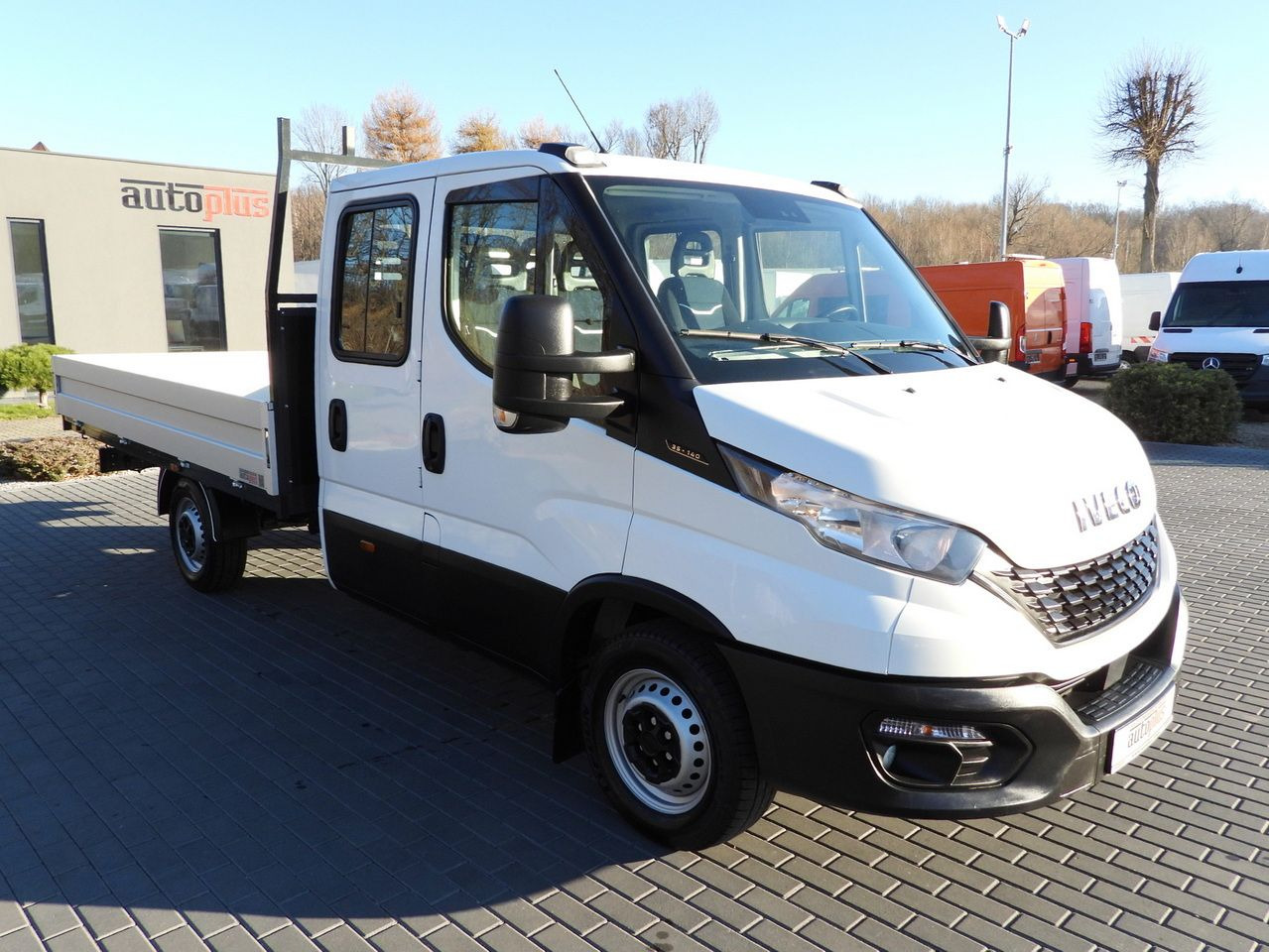 IVECO DAILY 35S14 STAKE BODY DOUBLE CABIN DOKA 7 SEATS CRUISE CONTROL AIR CONDITIONING 140HP - Furgone doppia cabina: foto 4 IVECO DAILY 35S14 STAKE BODY DOUBLE CABIN DOKA 7 SEATS CRUISE CONTROL AIR CONDITIONING 140HP - Furgone doppia cabina: foto 4