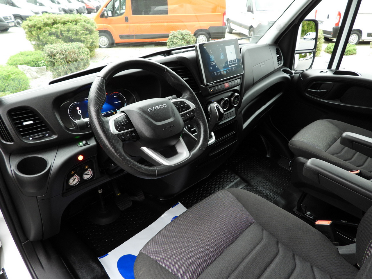 IVECO DAILY 35S18 BOX HI-MATIC LIFT 8 PALLETS CRUISE CONTROL NAVIGATION LED LIGHTS PNEUMATICS AUTOMATIC TRANSMISSION HI-MATIC AIR CONDITIONING  180HP - Furgone frigo: foto 2 IVECO DAILY 35S18 BOX HI-MATIC LIFT 8 PALLETS CRUISE CONTROL NAVIGATION LED LIGHTS PNEUMATICS AUTOMATIC TRANSMISSION HI-MATIC AIR CONDITIONING  180HP - Furgone frigo: foto 2