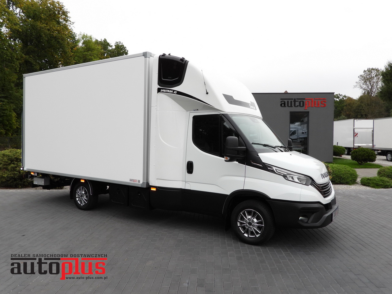 IVECO DAILY 35S18 BOX HI-MATIC LIFT 8 PALLETS CRUISE CONTROL NAVIGATION LED LIGHTS PNEUMATICS AUTOMATIC TRANSMISSION HI-MATIC AIR CONDITIONING 180HP - Furgone box: foto 1 IVECO DAILY 35S18 BOX HI-MATIC LIFT 8 PALLETS CRUISE CONTROL NAVIGATION LED LIGHTS PNEUMATICS AUTOMATIC TRANSMISSION HI-MATIC AIR CONDITIONING 180HP - Furgone box: foto 1
