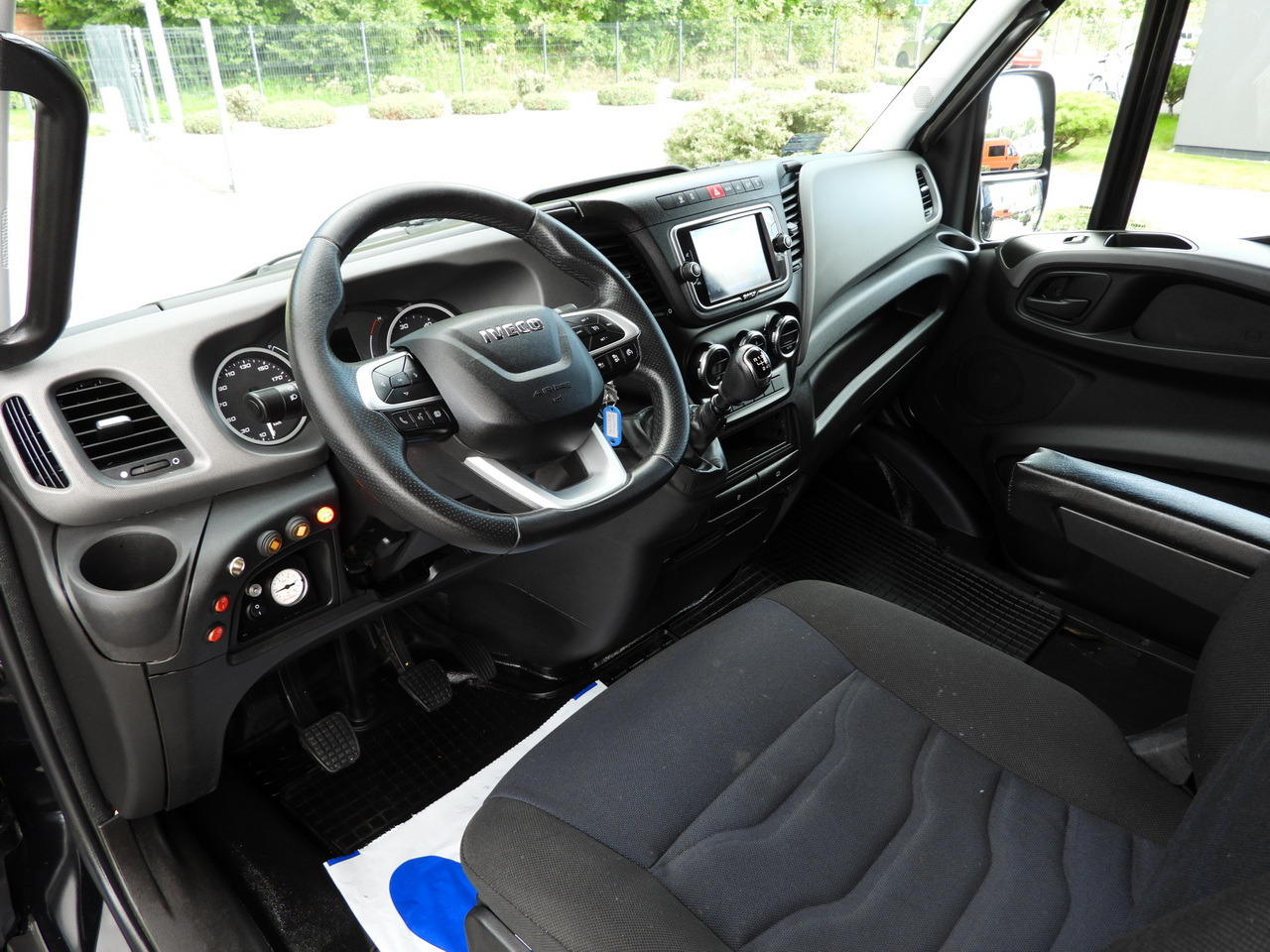 IVECO DAILY 35S18 BOX LIFT 8 PALLETS WEBASTO CRUISE CONTROL NAVIGATION LED LIGHTS PNEUMATICS AIR CONDITIONING 180HP - Furgone box: foto 2 IVECO DAILY 35S18 BOX LIFT 8 PALLETS WEBASTO CRUISE CONTROL NAVIGATION LED LIGHTS PNEUMATICS AIR CONDITIONING 180HP - Furgone box: foto 2